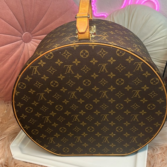 Louis Vuitton Handbags - 💕HOST PICK 🌸💕🏆 LOUIS VUITTON HAT BOX